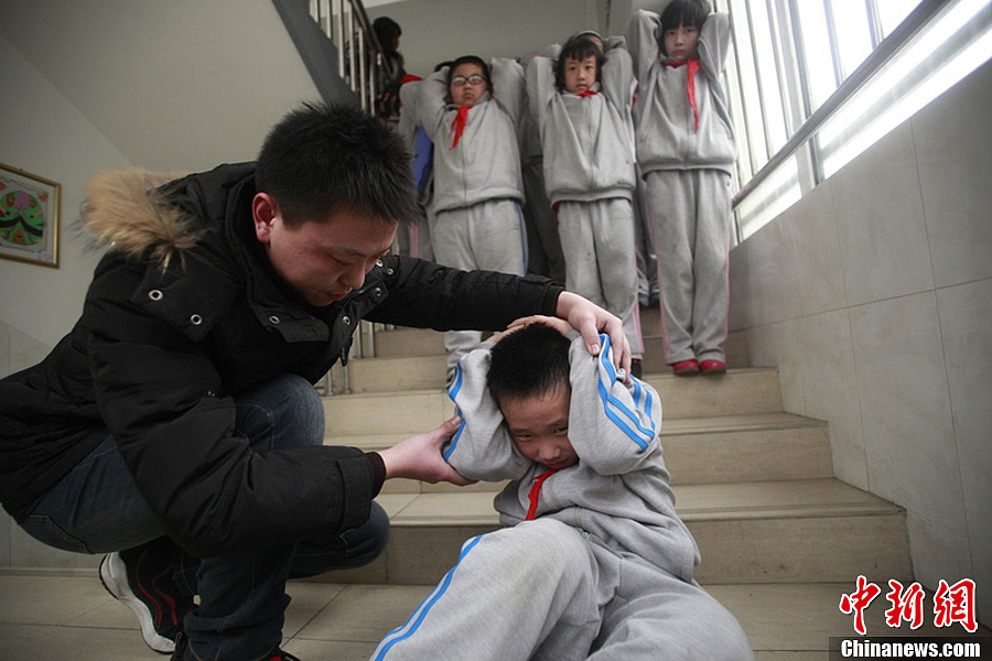 济南小学生抱头学自救