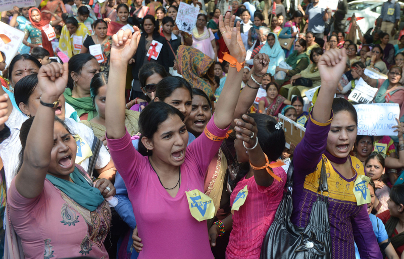 印度妇女举行游行集会抗议强奸案频发