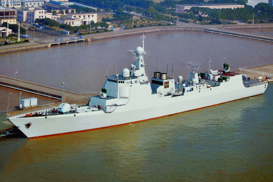 中国航母编队护卫舰艇秘密集结至航母军港