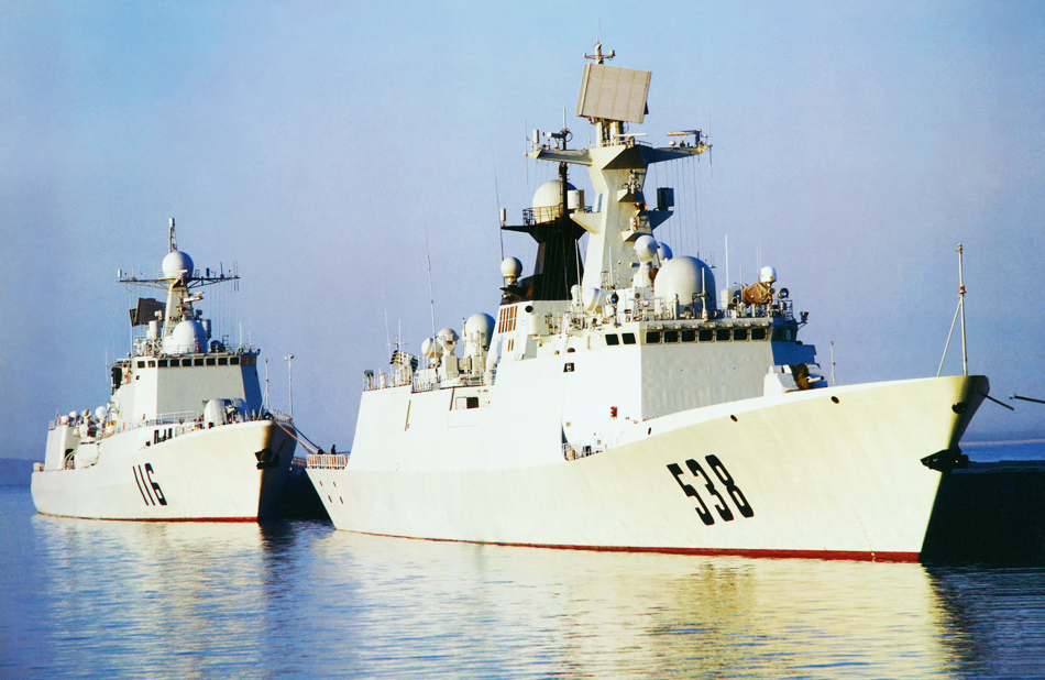 中国航母编队护卫舰艇秘密集结至航母军港