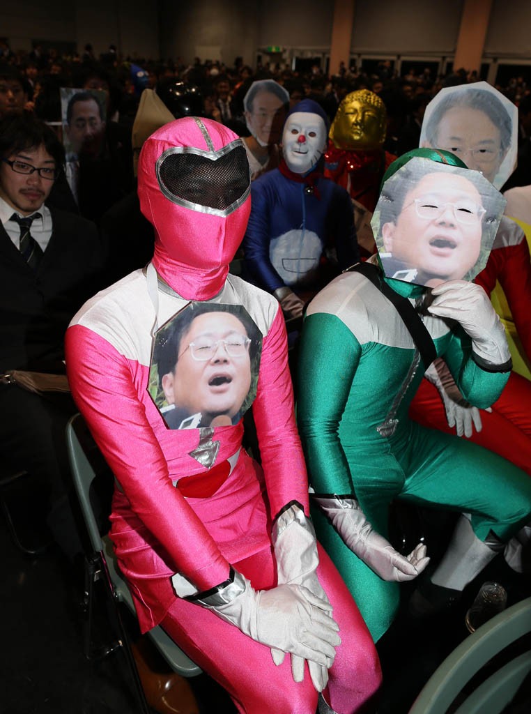 日本京都大学生用各种奇葩装扮庆祝毕业图