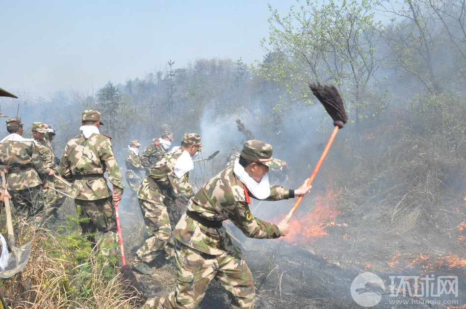 安徽武警紧急出动成功扑灭山火