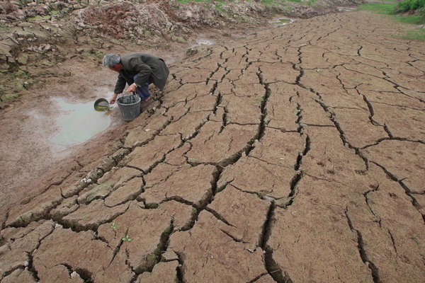 四川遂宁持续大旱居民饮水困难
