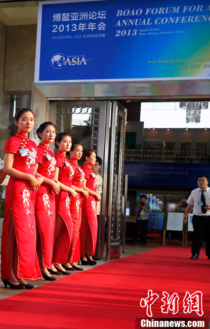 4月5日,海南博鳌亚洲论坛国际会议中心外,一群礼仪小姐列队欢迎八方