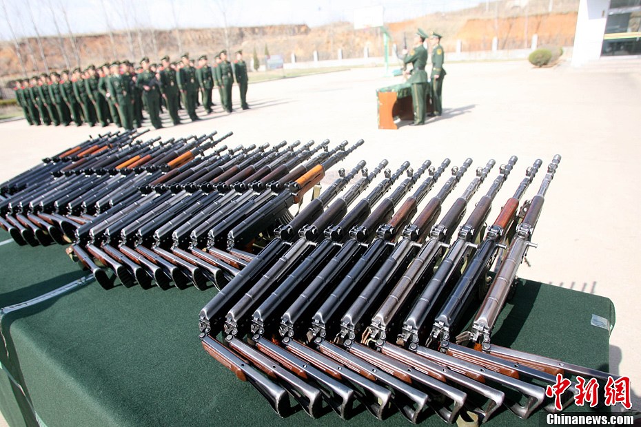 烟台武警新兵授枪现场枪支林列