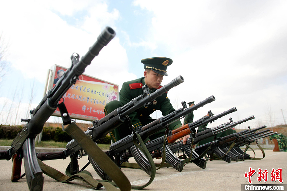 烟台武警新兵授枪现场枪支林列