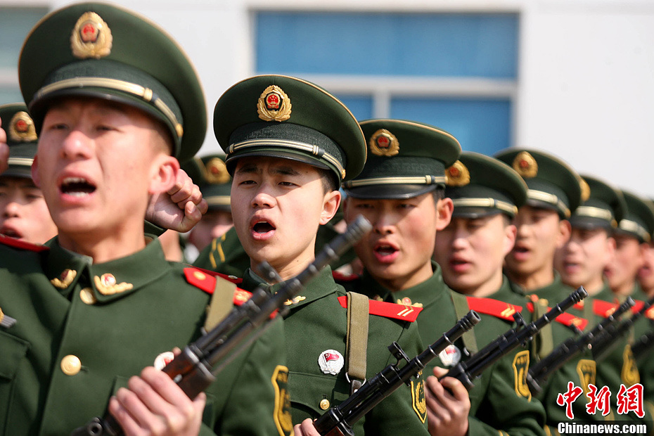 烟台武警新兵授枪现场枪支林列