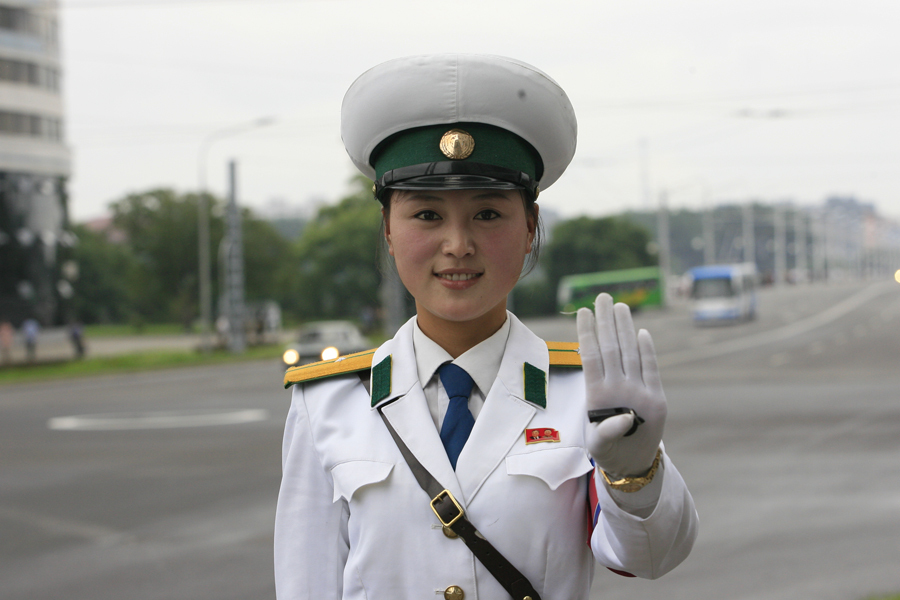 揭秘朝鲜女警工作生活