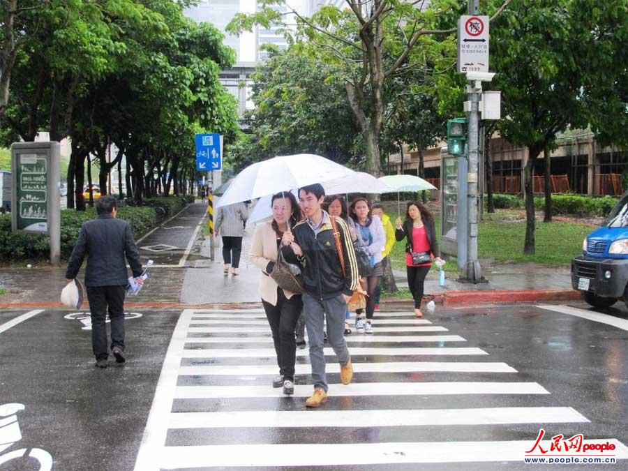 台北街头实拍台湾式过马路