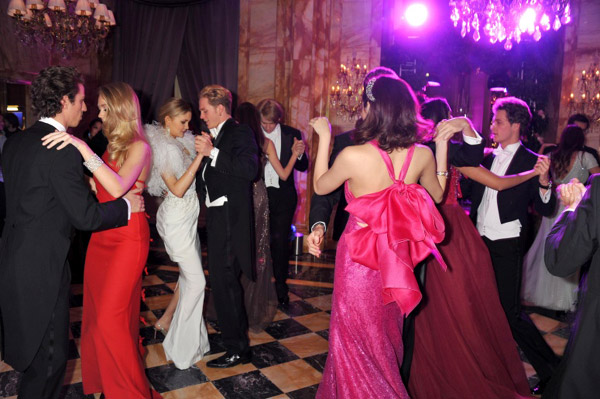 揭全球名媛成人礼舞会