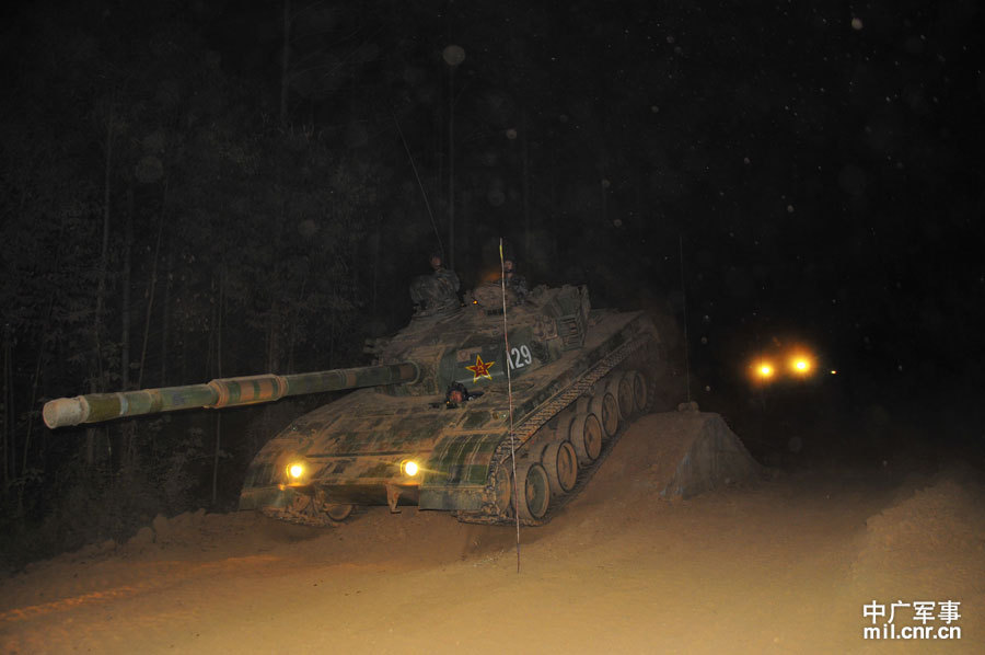 夜老虎团装备96式坦克新型高炮