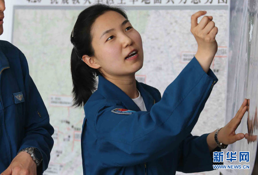 24日,成空直升机女飞行员张博在准备飞行.新华社记者王建民摄