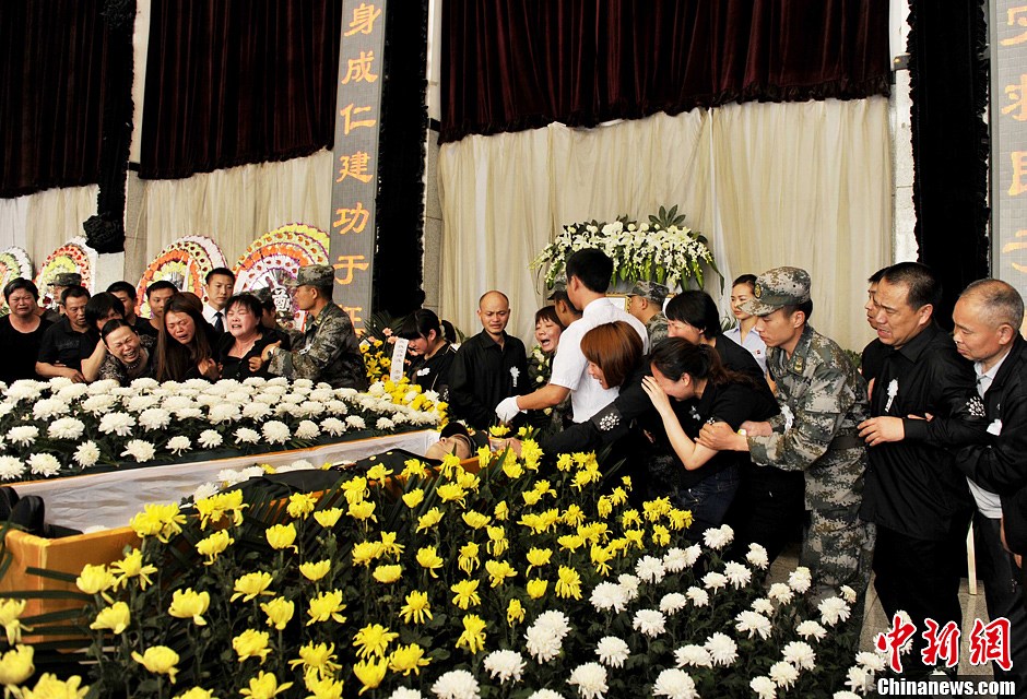 战友送别救灾牺牲烈士