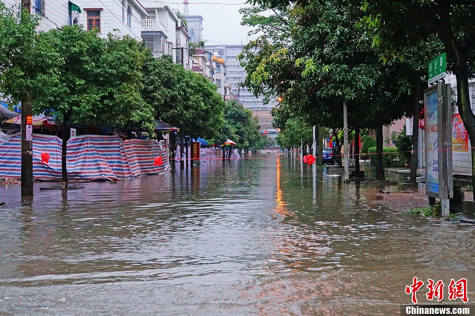 暴雨侵襲廣西欽州多路段現水浸街