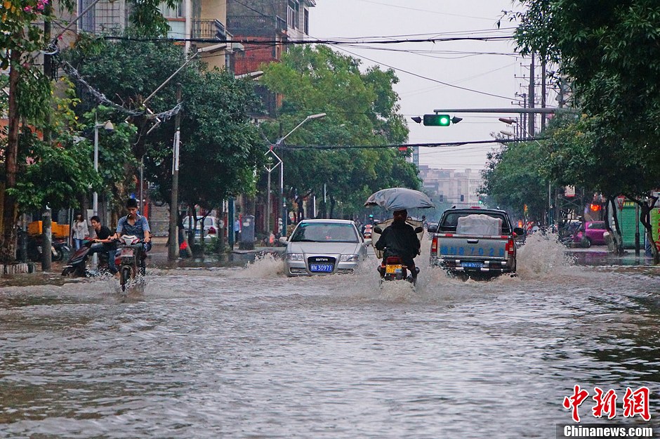暴雨侵袭广西钦州 多路段现"水浸街"