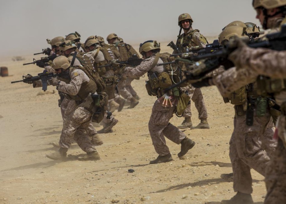 美军陆战队士兵朝靶子一拥而上