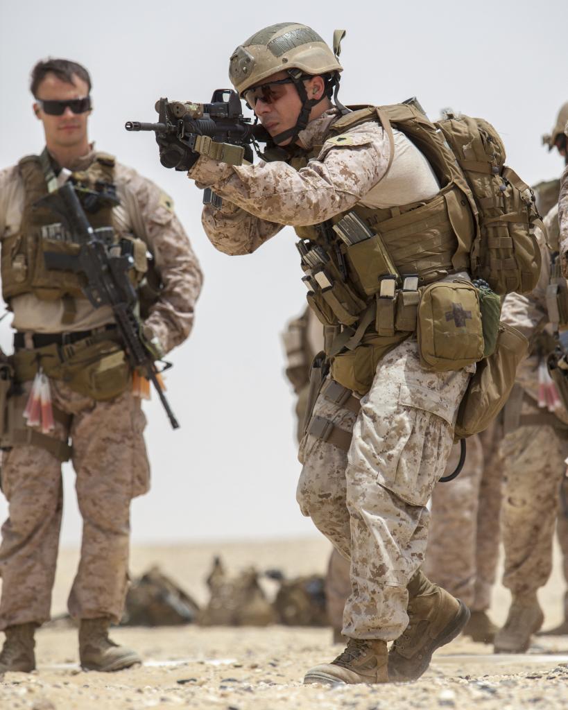 美军陆战队士兵朝靶子一拥而上