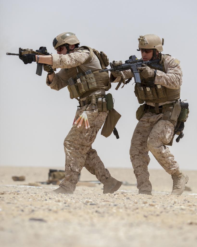 美军陆战队士兵朝靶子一拥而上