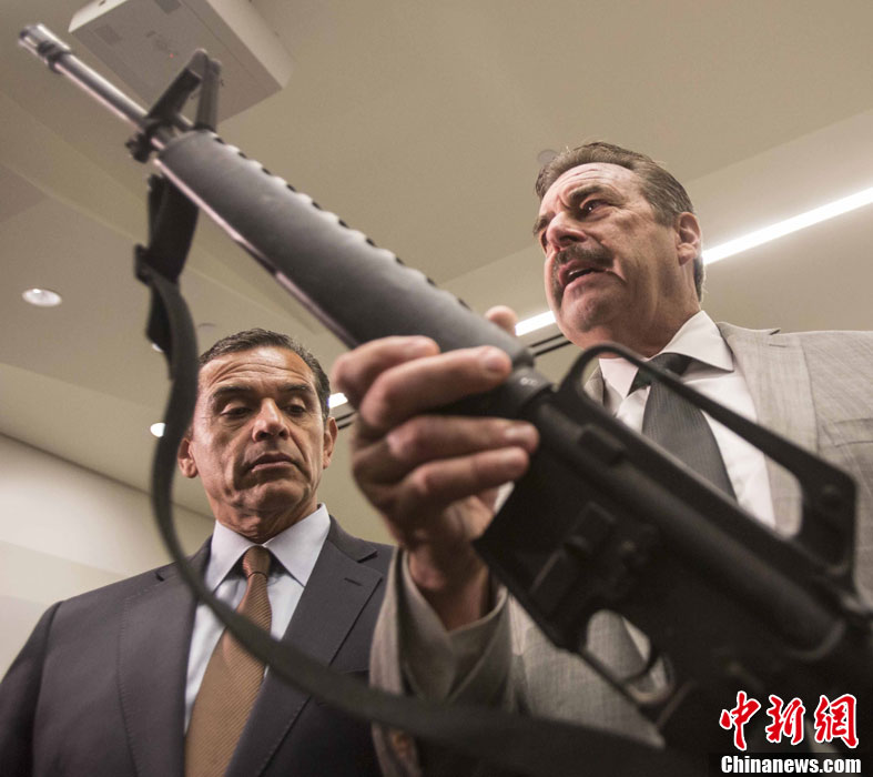 奥·维拉莱戈萨和洛杉矶警察局长查理·贝克在周一的新闻发布会上