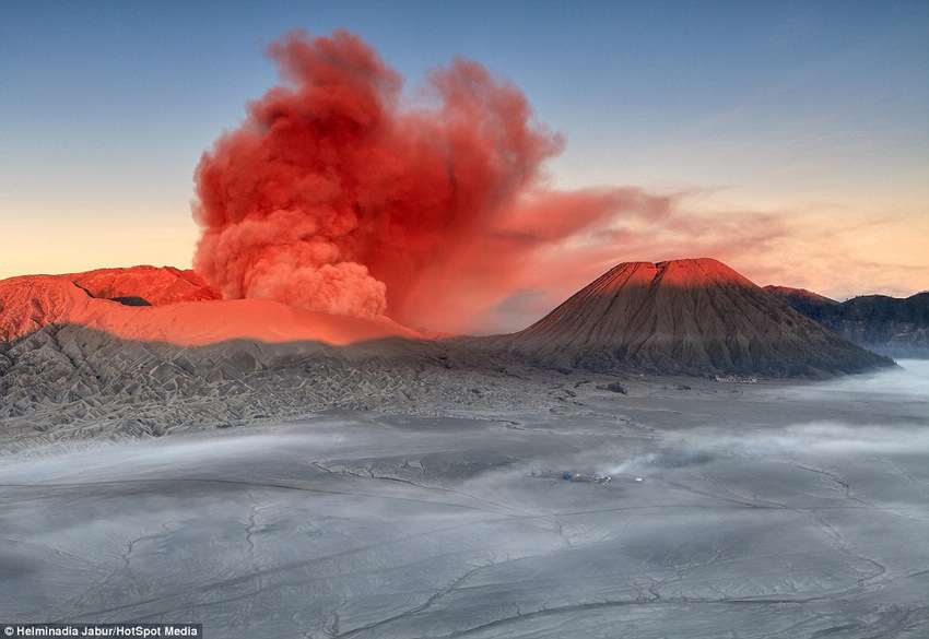 印尼火山爆发吐出猩红色烟雾组图