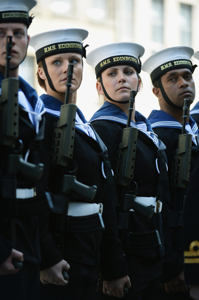 英海军女水兵气场强过男兵