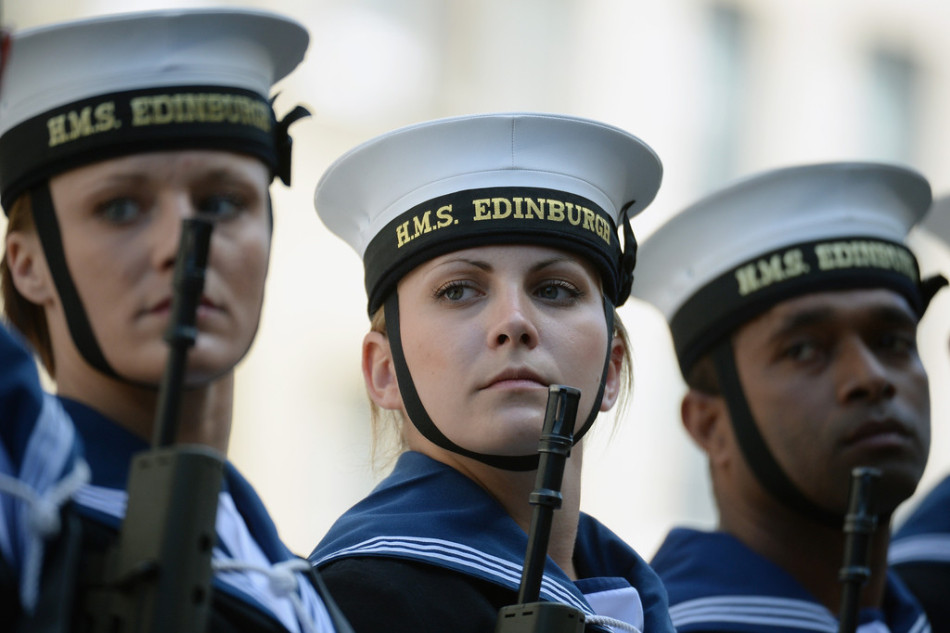 英海军女水兵气场强过男兵