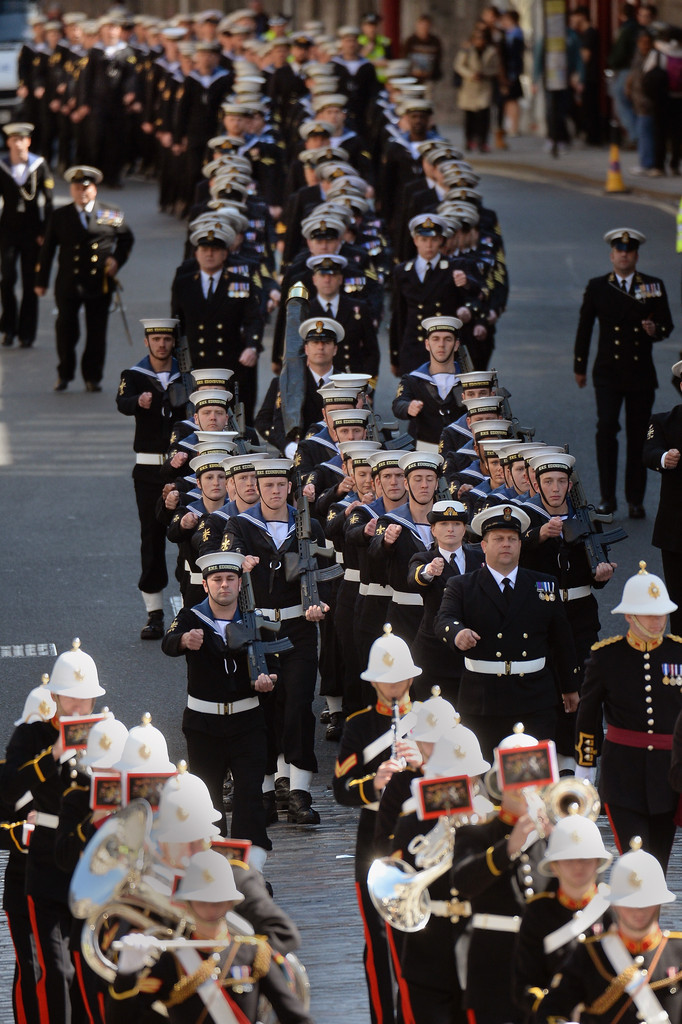 英海军女水兵气场强过男兵