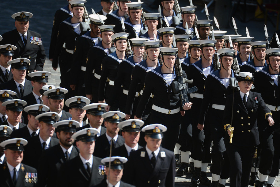 英海军女水兵气场强过男兵