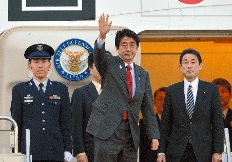 日本首相安倍晉三在緬甸祭拜二戰陣亡日軍墓