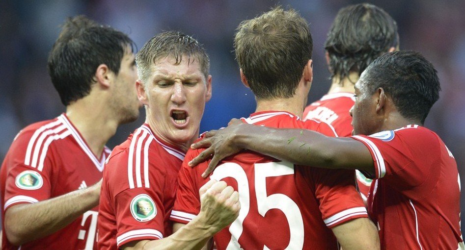 拜仁成就三冠王伟业 小猪穆勒振臂长啸庆祝