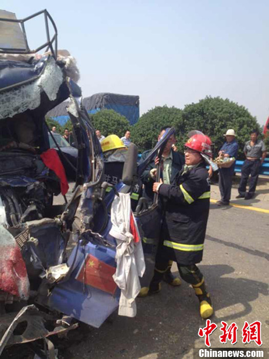 京港澳高速驻马店段发生多起交通事故56车相撞