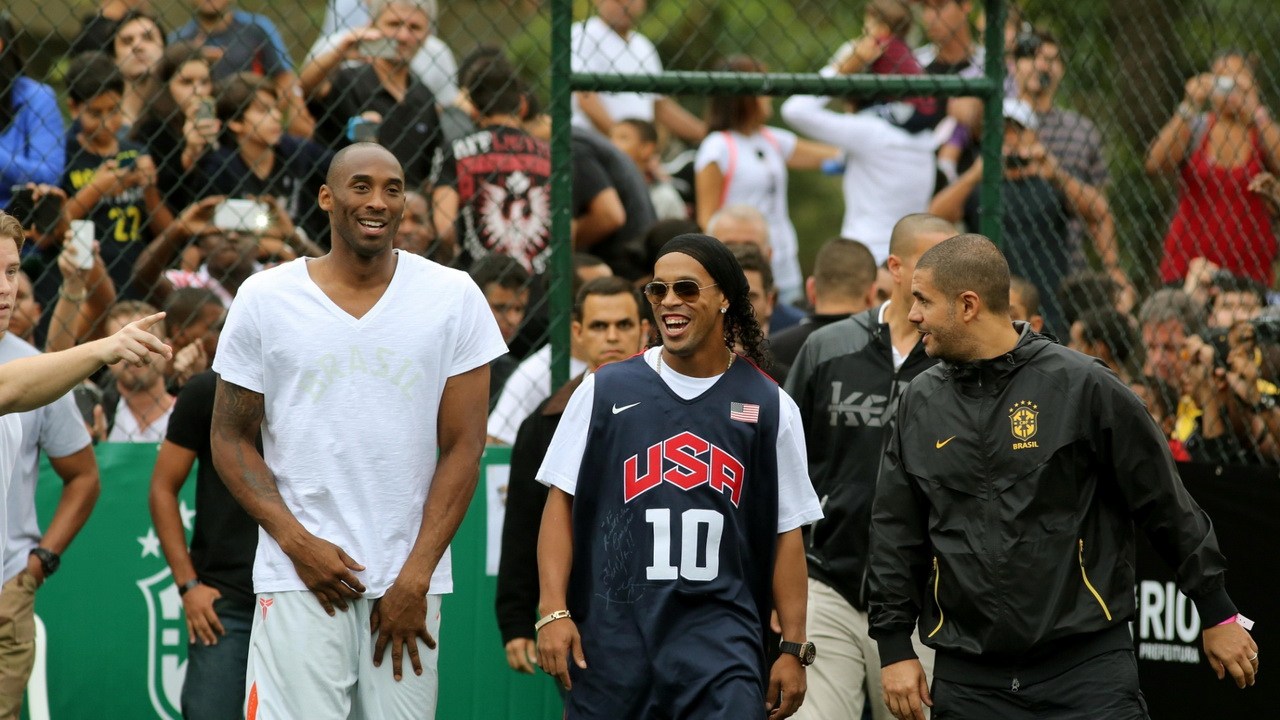 科比观看联合会杯与小罗互赠球衣