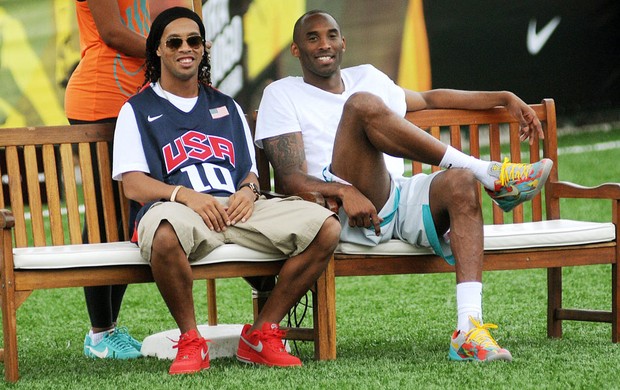 科比观看联合会杯与小罗互赠球衣