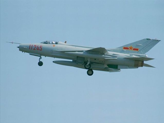 我国歼-7战斗机逍遥逛大街