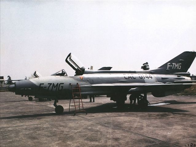 我国歼-7战斗机逍遥逛大街