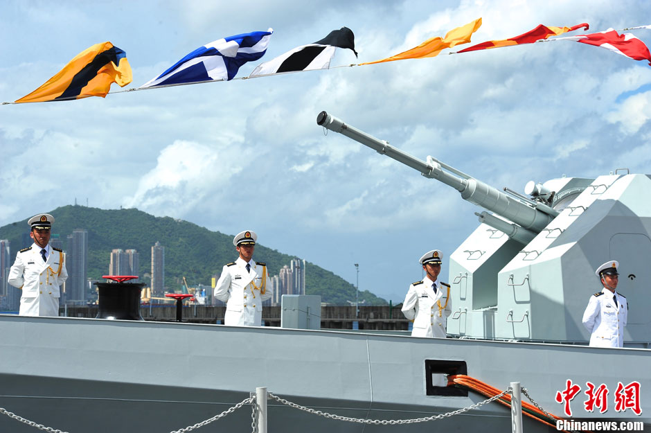 香港市民争睹056级新型护卫舰