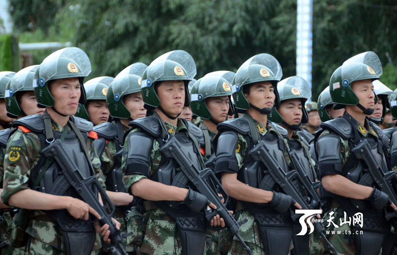 驻疆武警反恐维稳大会战车上街
