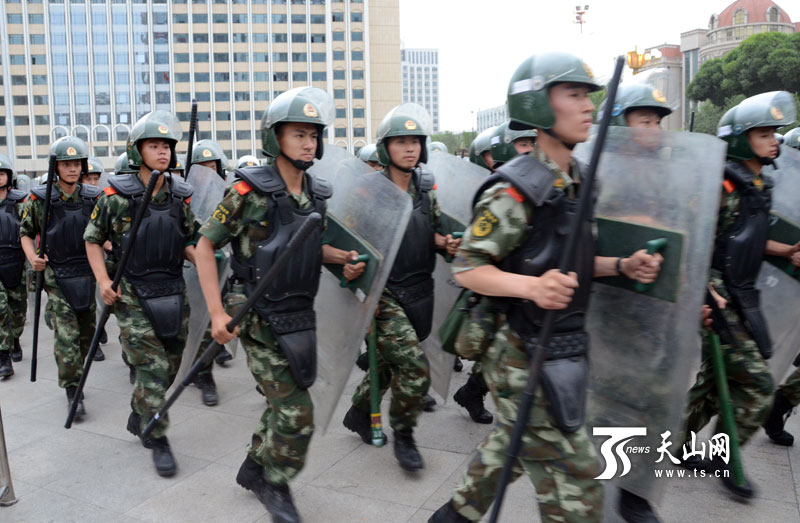驻疆武警反恐维稳大会战车上街