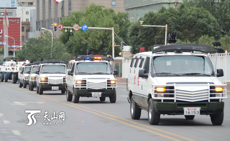 驻疆武警反恐维稳大会战车上街