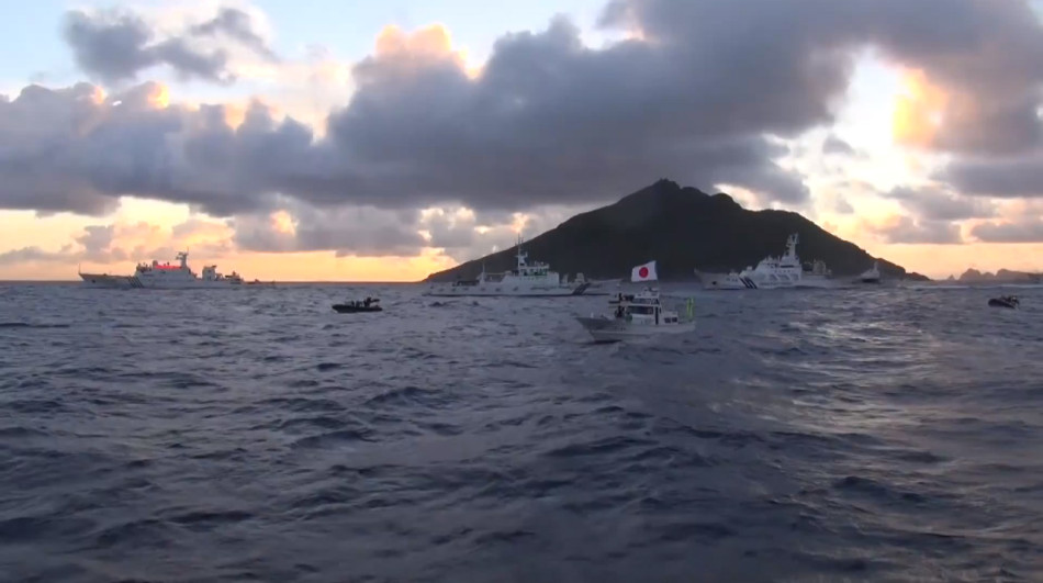 我海监船在钓鱼岛堵住日右翼船