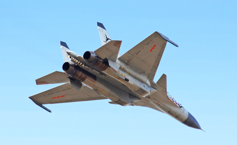 歼15完成最大重量起降 挂载炸弹反舰导弹