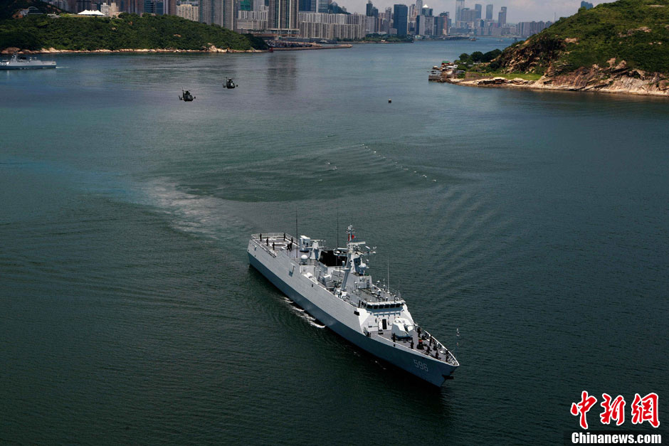 056型护卫舰参加海空联合巡逻