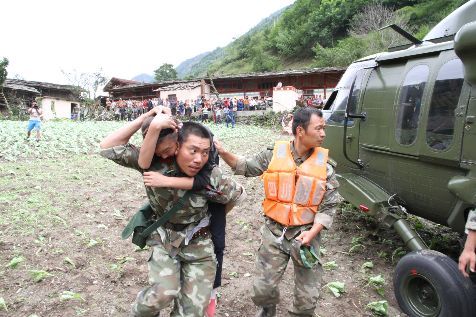 解放軍黑鷹直升機連續出動救災