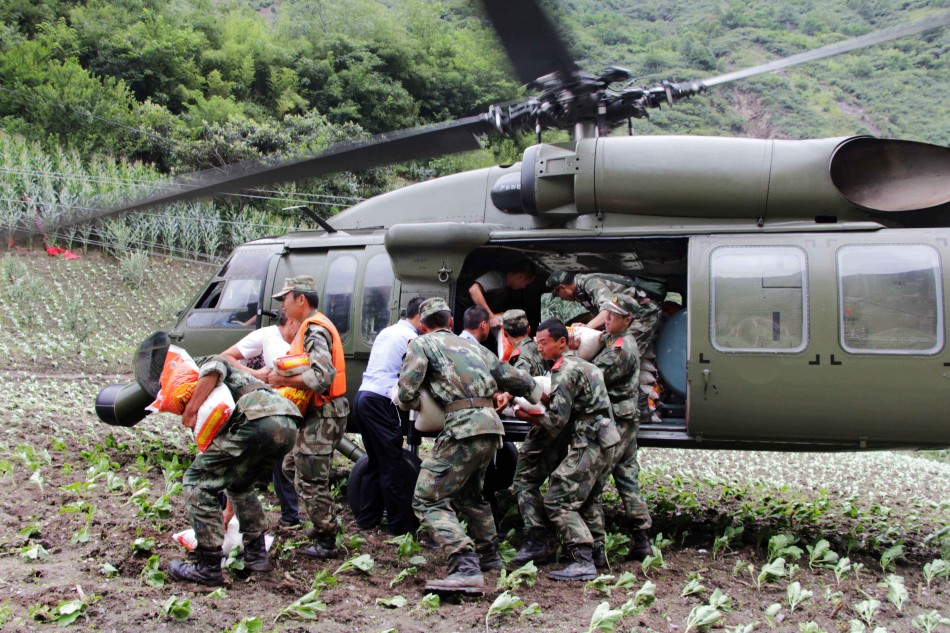 解放軍黑鷹直升機連續出動救災