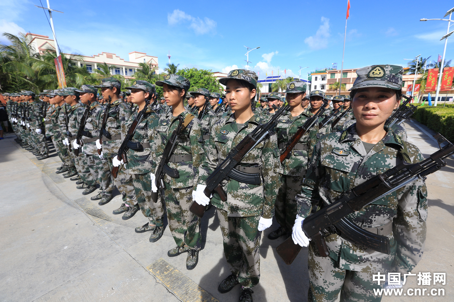 三沙市男女民兵肩挎56步枪宣誓