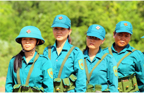 越南女民兵兴奋打m16步枪