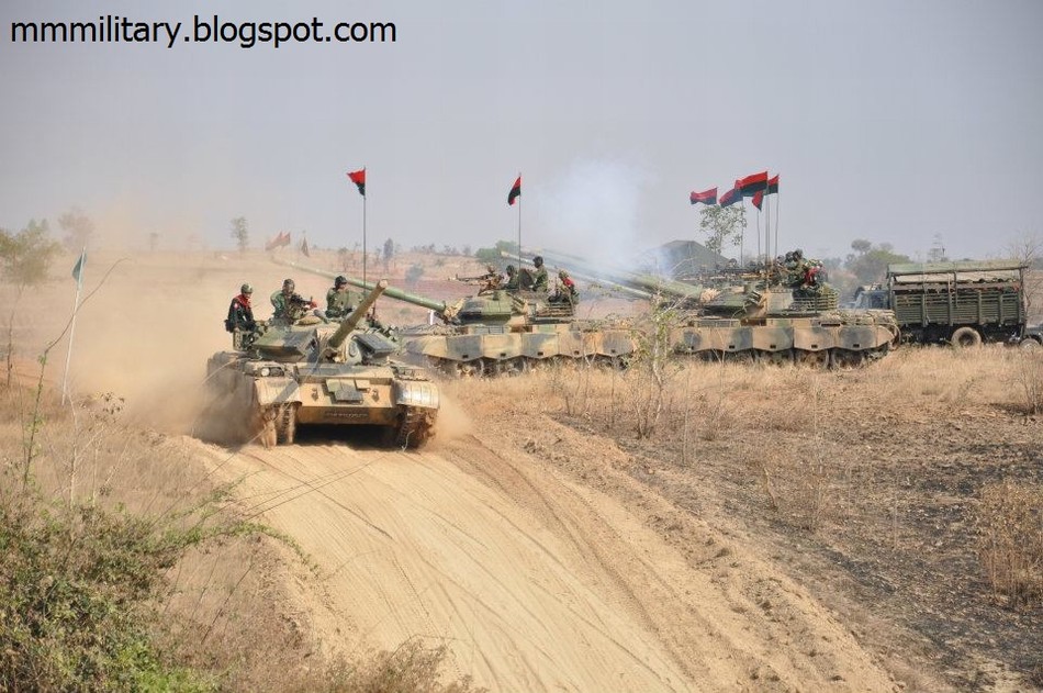 缅甸练兵场上59d坦克一字排开