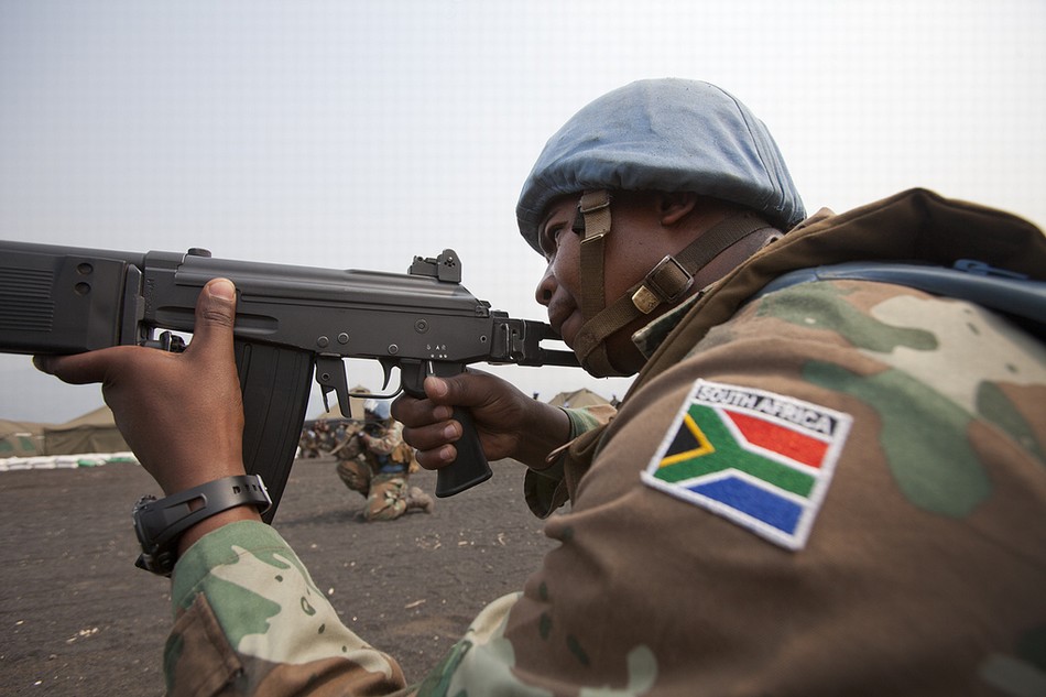 图为参加本次演习的南非军队士兵,相比之下他们的装备就比较逊色了