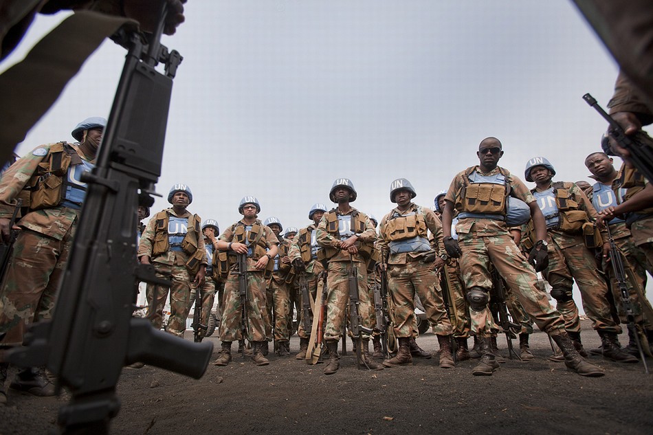 图为参加本次演习的南非军队士兵,相比之下他们的装备就比较逊色了