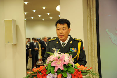 中国驻德国大使馆国防兼海,空军武官张毅军在招待会上发表致辞.